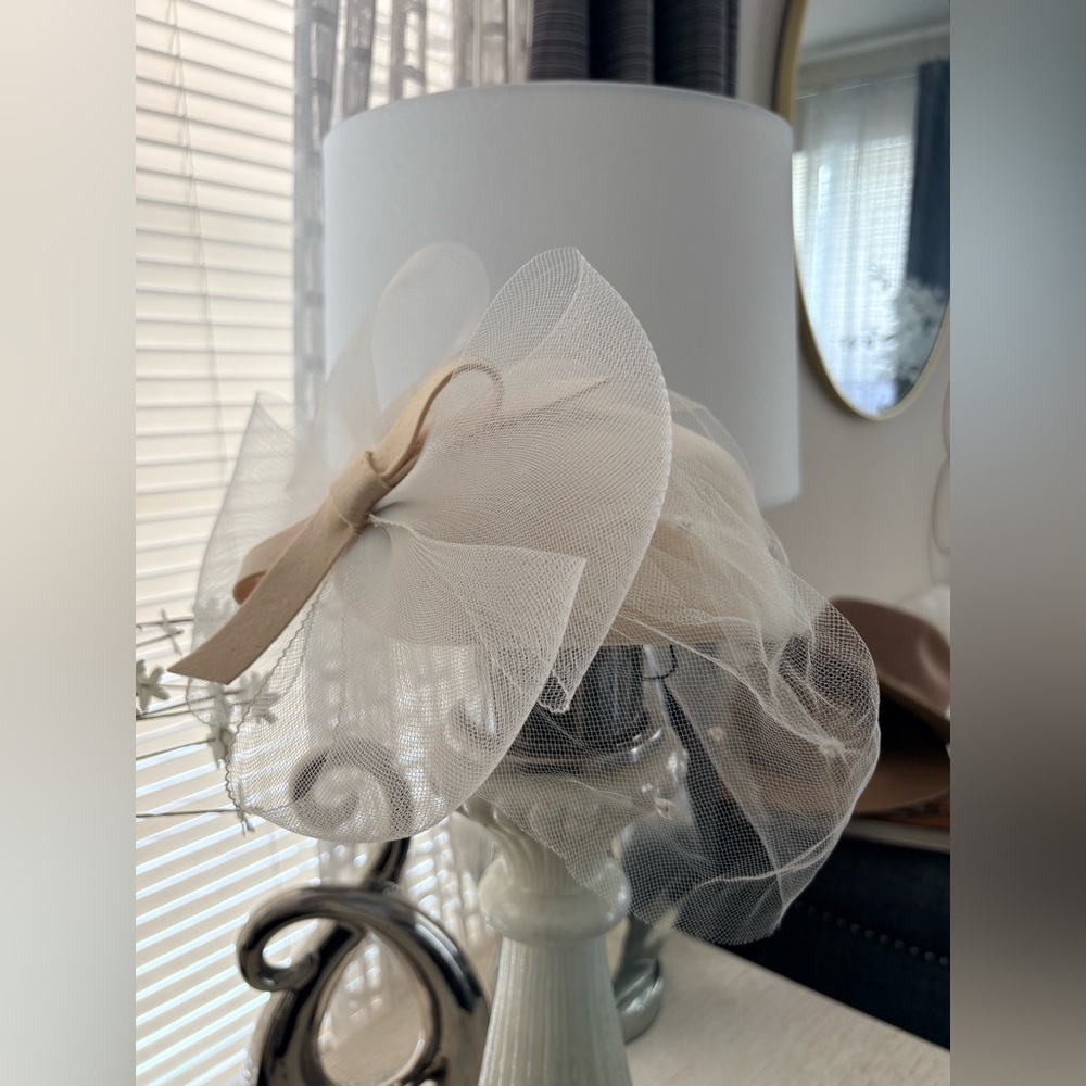 VTG Betmar Ivory Wool Fascinator Mesh Veil Hat - Picture 3 of 14